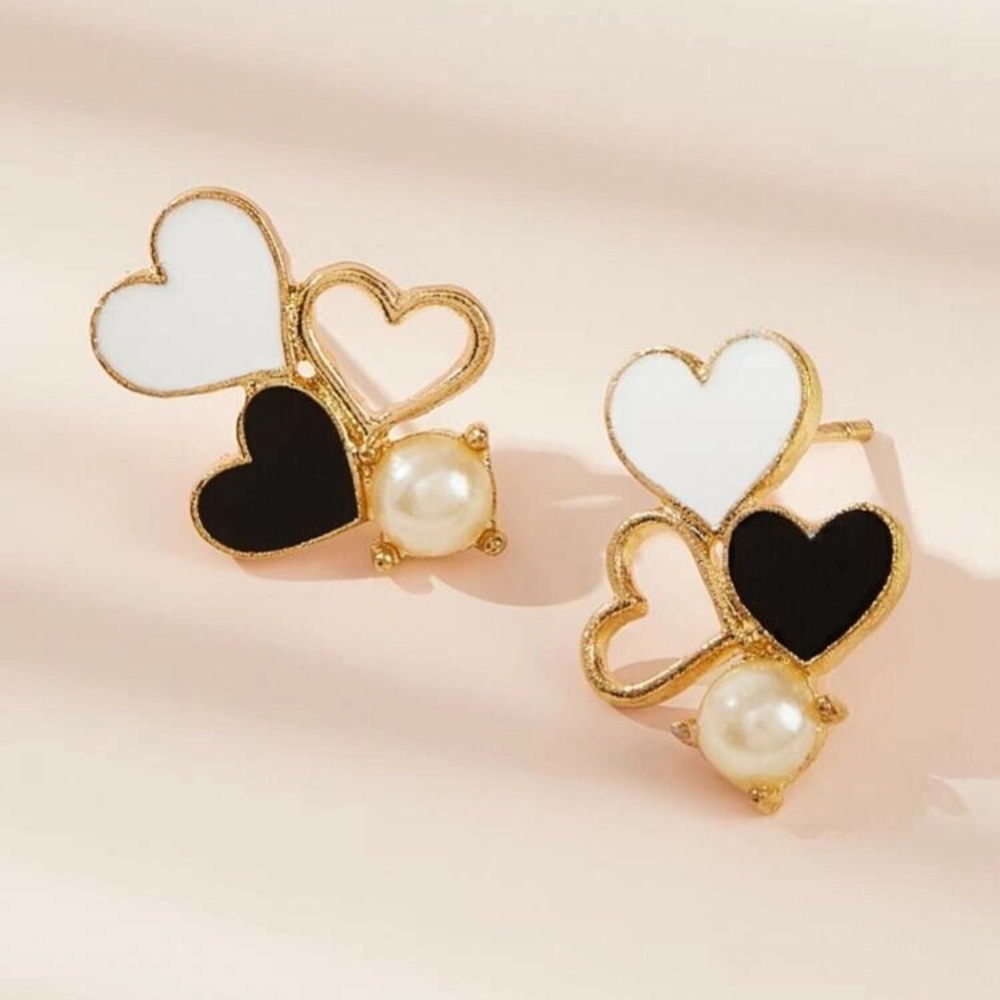 🖤 Faux Pearl Triple Heart Stud Earrings 🖤 - Picture 2 of 3